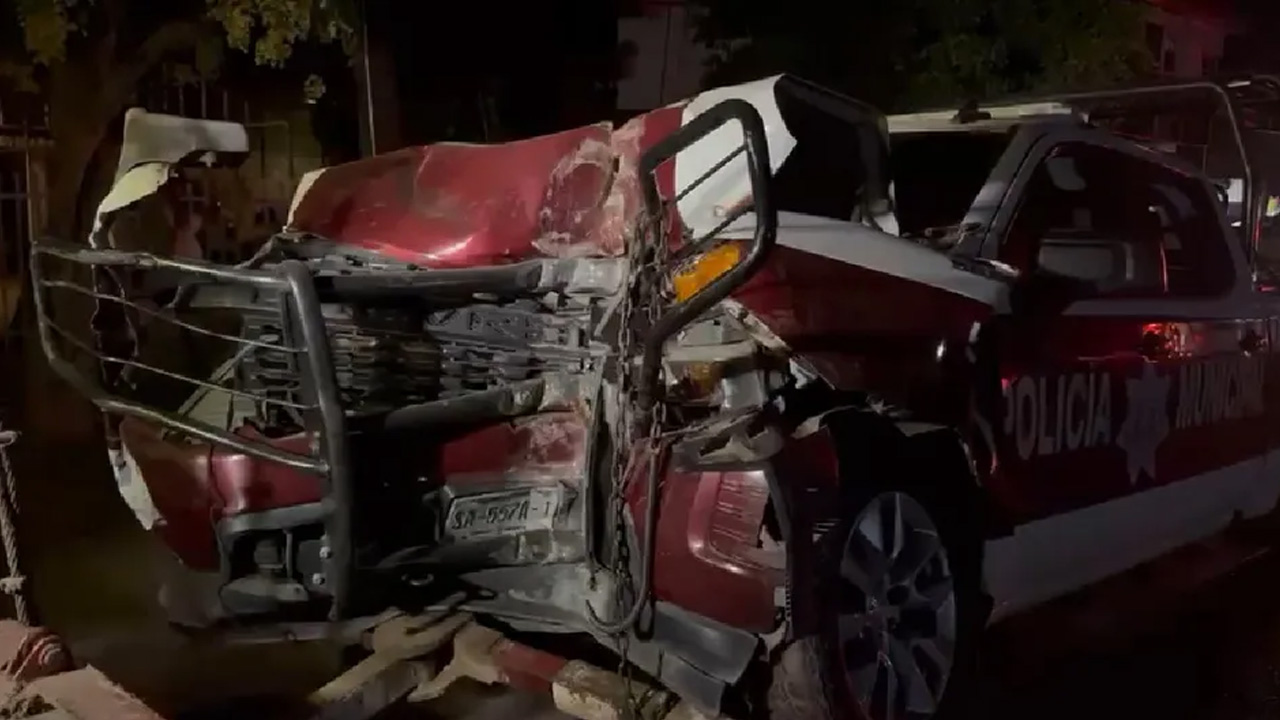 Un joven presuntamente ebrio chocó contra una patrulla en Los Mochis, Sinaloa, dejando cinco lesionados.