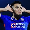 Charly Rodríguez celebrando un gol con Cruz Azul.