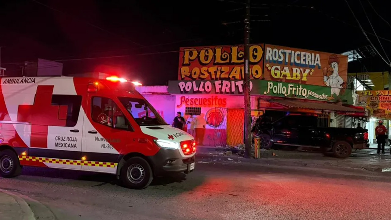 Un conductor presuntamente se quedó dormido mientras manejaba sobre avenida Aztlán, en Monterrey.