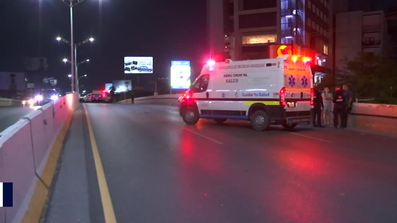 Un conductor provocó una carambola sobre avenida Garza Sada, en Monterrey, tras impactar varios vehículos.