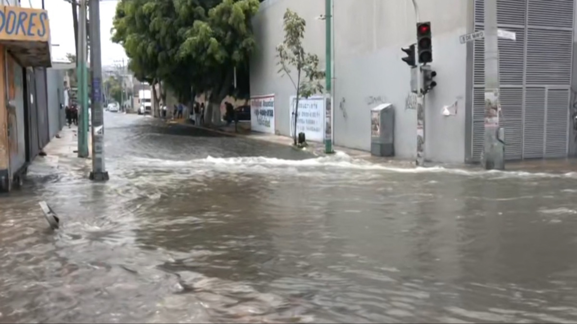 Una tubería de 36 pulgadas reventó en Ampliación Los Reyes, Iztapalapa. Socavones amenazan casas y miles de familias están sin agua.