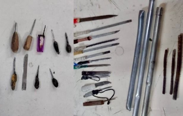 Tubos, varillas y objetos punzocortantes decomisados en una cárcel de Puebla.