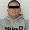 Imagen de un hombre asegurado por la Fiscalía de Puebla con el rostro cubierto.