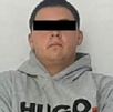 Imagen de un hombre asegurado por la Fiscalía de Puebla con el rostro cubierto.