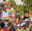 Personas con banderas de la comunidad LGBT