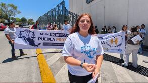personas de la asociación Más por Puebla se manifiestan en contra de la legislación por las infancias trans