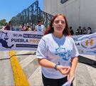 personas de la asociación Más por Puebla se manifiestan en contra de la legislación por las infancias trans