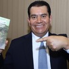 Alberto Ginez con el libro en la mano derecha de 
