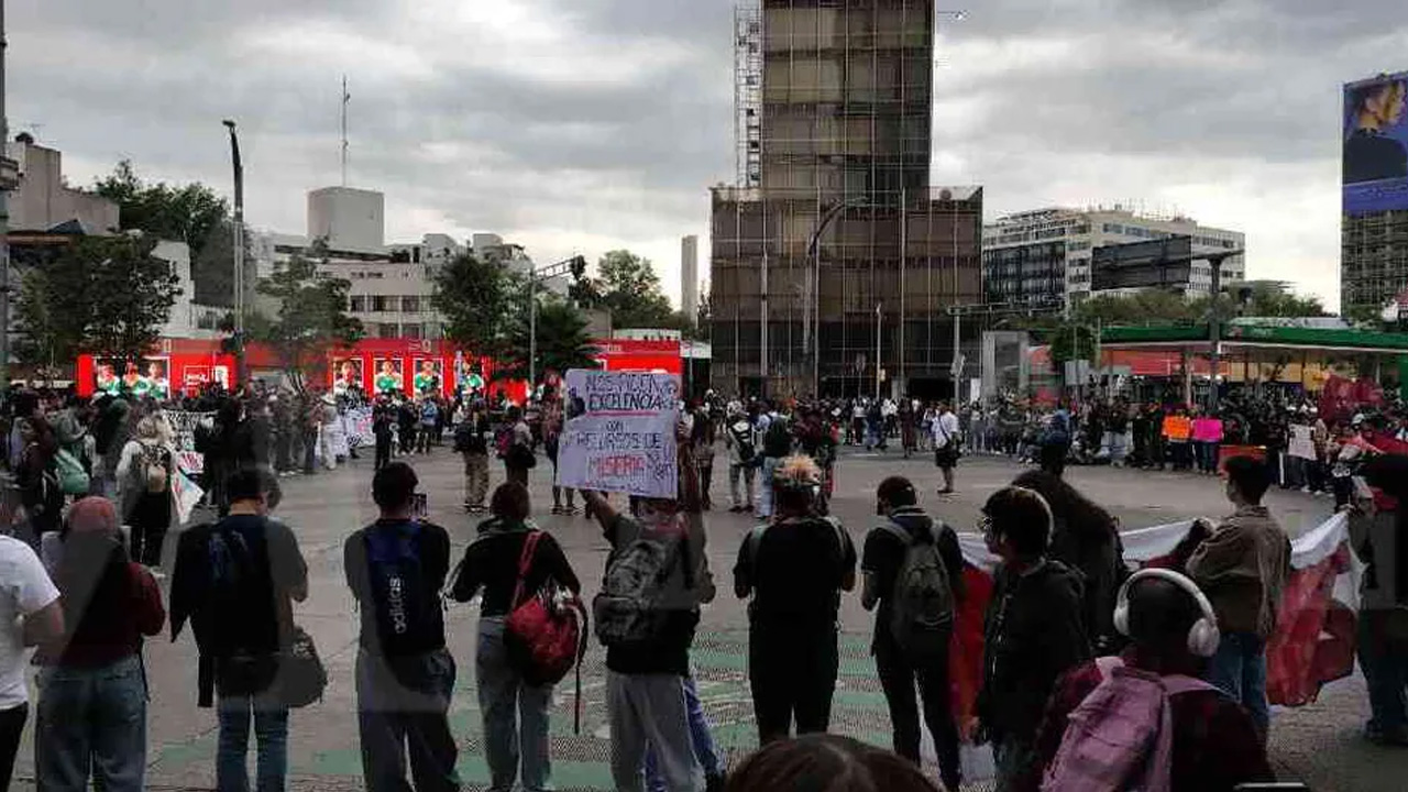 Integrantes de la comunidad del IPN bloquearon Paseo de la Reforma e Insurgentes para exigir atención a su pliego petitorio.