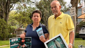 Felipe y Lupita muestran rifa de guantes de Canelo