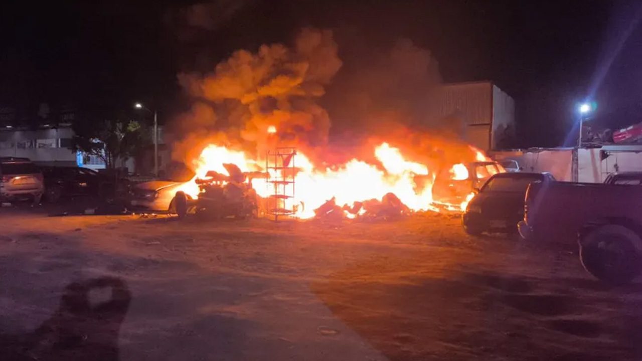 Un incendio registrado durante la madrugada en un yonke de Escobedo consumió por completo cuatro camionetas.