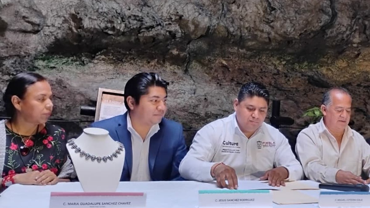 Mujeres participan en la venta de ropa artesanal junto al volcán del Coexcomate
