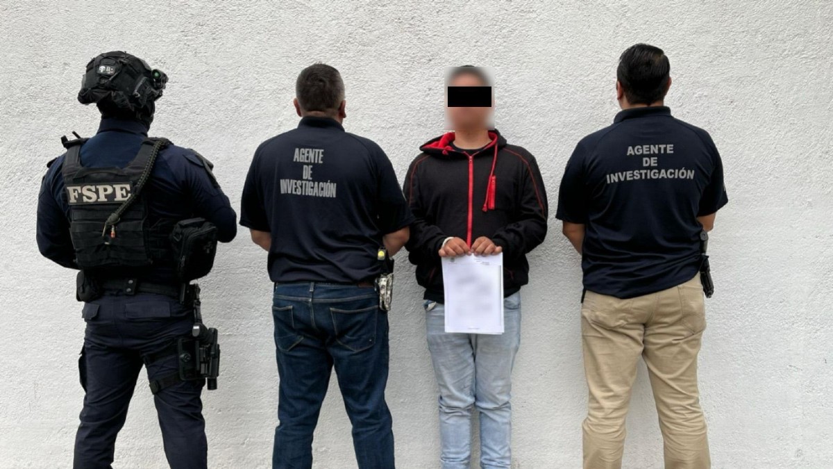 Los elementos de la FSPE realizaron una supuesta inspección al conductor y, apenas 10 segundos después, un grupo de hombres intervino y se llevó la unidad.