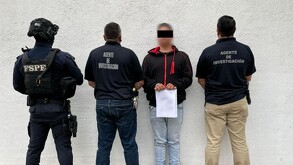 Los elementos de la FSPE realizaron una supuesta inspección al conductor y, apenas 10 segundos después, un grupo de hombres intervino y se llevó la unidad.