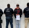 Los elementos de la FSPE realizaron una supuesta inspección al conductor y, apenas 10 segundos después, un grupo de hombres intervino y se llevó la unidad.