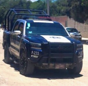 Patrulla de policía estacionada en una calle donde ocurrió un asesinato, en Tehuacán.