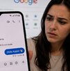 Mujer confundida por el nuevo lanzamiento de RCS entre Google y Apple