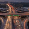 Tránsito vehicular en la autopista México-Querétaro durante el atardecer.