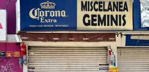 fachada de la miscelánea géminis en puebla con sellos de clausura