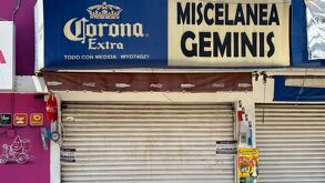 fachada de la miscelánea géminis en puebla con sellos de clausura