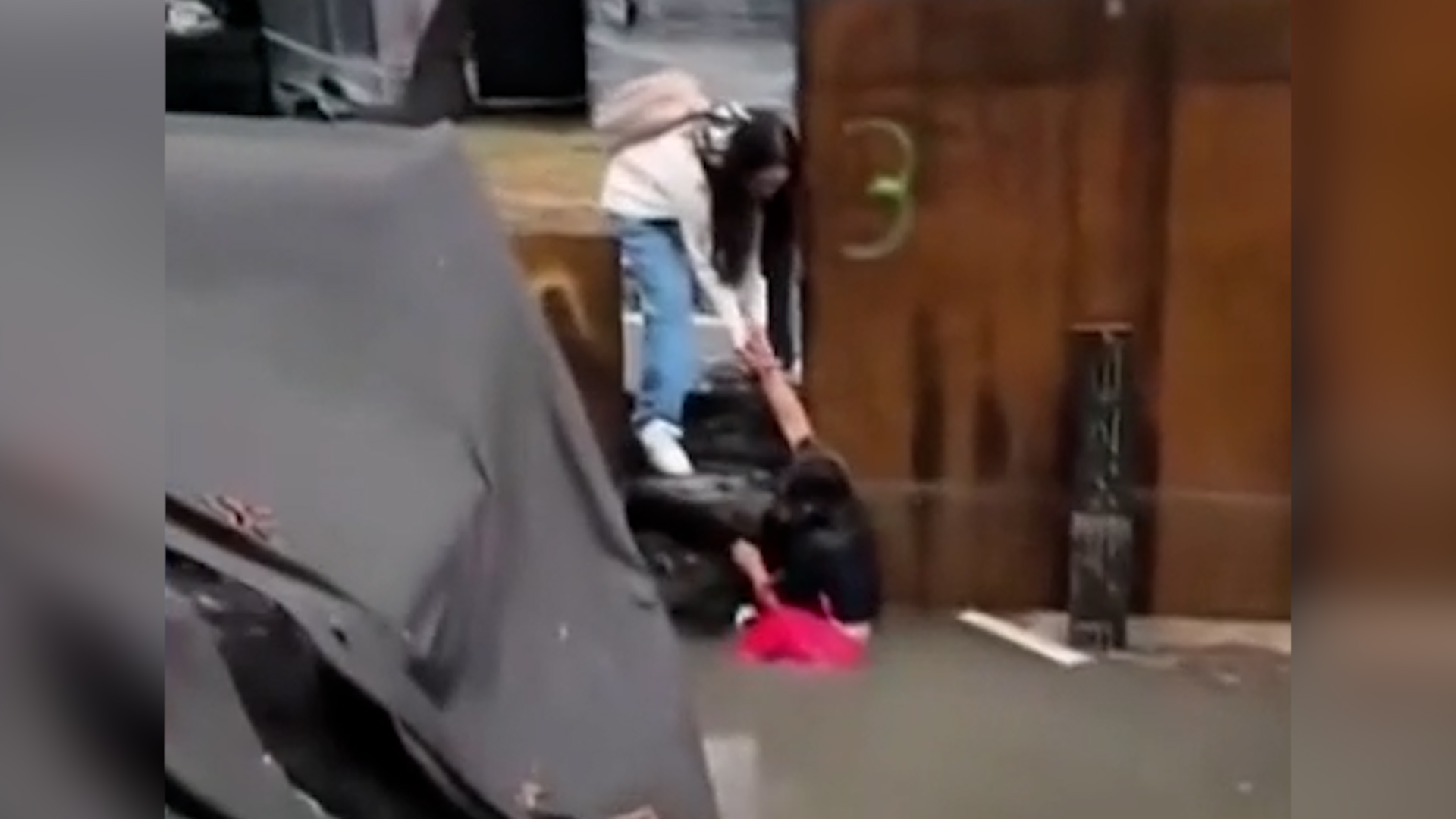 Dos mujeres cayeron en zanjas de aguas negras en la Calzada Zaragoza. La falta de señales en las obras de Iztapalapa pone en riesgo a los peatones.
