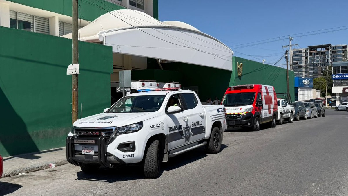 Se observa una ambulancia estacionada afuera de un hospital.