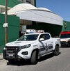 Se observa una ambulancia estacionada afuera de un hospital.