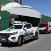 Se observa una ambulancia estacionada afuera de un hospital.