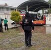Camión de volteo rescata a niños de primaria tras inundación en Puebla.