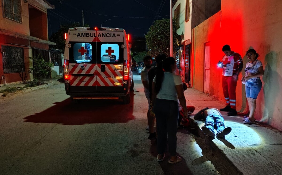 Paramédicos intentando brindar atención médica a un hombre que fue agredido durante una reunión en la colonia Alamedas de Torreón.