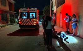 Paramédicos intentando brindar atención médica a un hombre que fue agredido durante una reunión en la colonia Alamedas de Torreón.