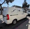 Se observa una camioneta color blanca dice Funerarias Martínez.