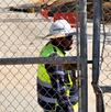 Hombre con chaleco cuida el acceso al relleno sanitario de Puebla.