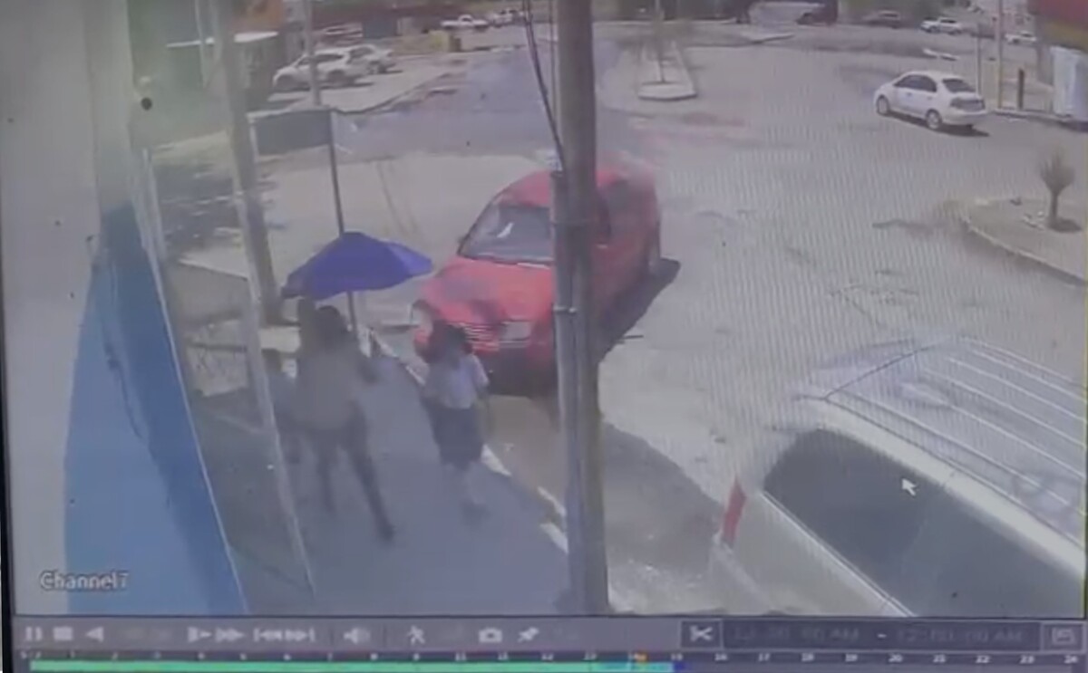 Un video de vigilancia registró el dramático momento en que dos menores de edad y su abuela fueron arrolladas por un vehículo que perdió el control.
