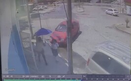 Un video de vigilancia registró el dramático momento en que dos menores de edad y su abuela fueron arrolladas por un vehículo que perdió el control.