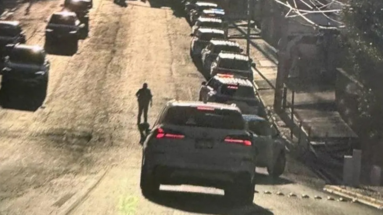 Un policía municipal de San Pedro Garza García resultó lesionado tras ser atacado con un arma blanca por un hombre durante una revisión.