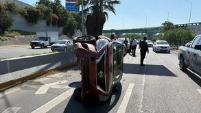 carro volcado sobre avenido
