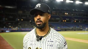 Stephen Tarpley hablando tras el partido con Sultanes de Monterrey.