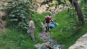 Trabajadores del Gobierno de Tlaquepaque hacen limpieza en canales de agua
