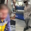 Trabajadores de limpia golpean a un hombre tras chocarle su carro en Iztapalapa.