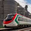 El tren Felipe Ángeles del tren Suburbano avanzado sobre las vías de tren a alta velocidad