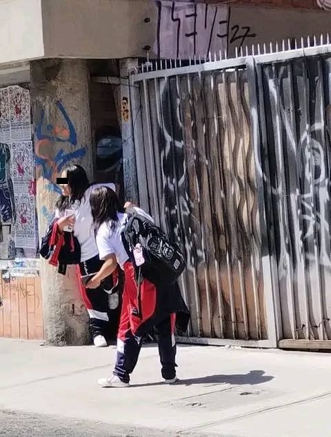 Alumnas entrando a un edificio abandonado en Puebla.