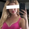 Imagen de Valeria Márquez con los ojos censurados por un recuadro blanco sosteniendo su celular con una imagen del interior de su salón de belleza de fondo