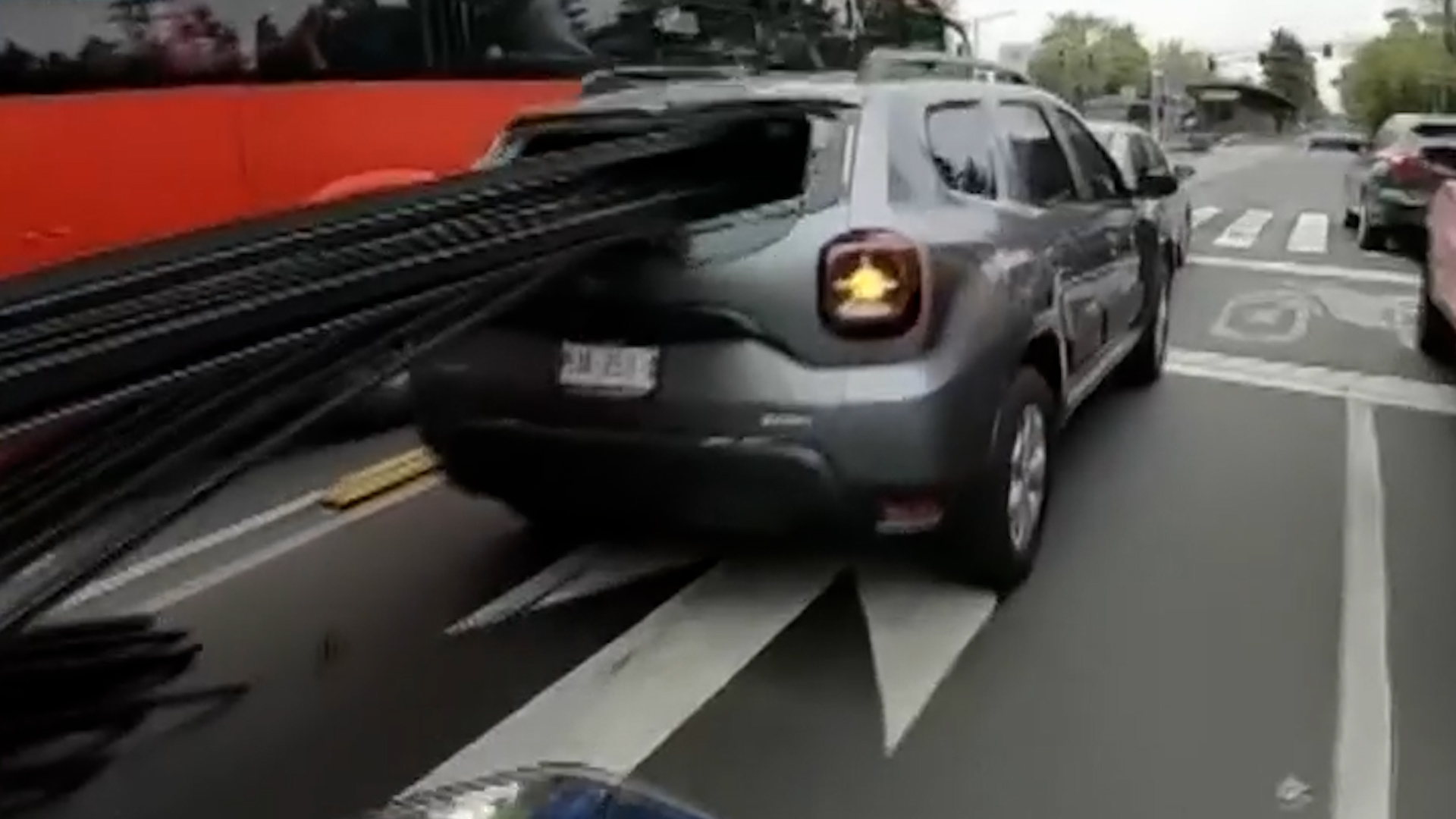 Varillas de acero atravesaron un auto en un semáforo de Iztapalapa, CdMx. La carga de una camioneta no iba amarrada y casi causa una tragedia.