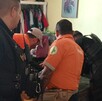Policías y paramédicos en una habitación