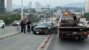 un automóvil destrozado que quedó invandiendo los carriles de una importante vialidad en Zapopan