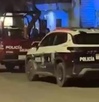 policías y una patrulla de la policía municipal afuera de una casa en tehuacan