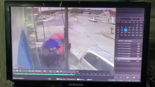 El vehículo invadió la zona de la banqueta, impactando por la espalda a una mujer adulta y a dos niñas que caminaban por el lugar.