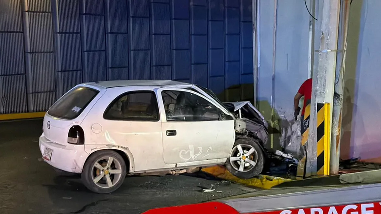 Cuatro hombres resultaron lesionados luego de que el automóvil en el que viajaban chocara contra una subestación de la CFE.
