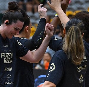 Jugadoras de Fuerza Regia Femenil previo a un partido.